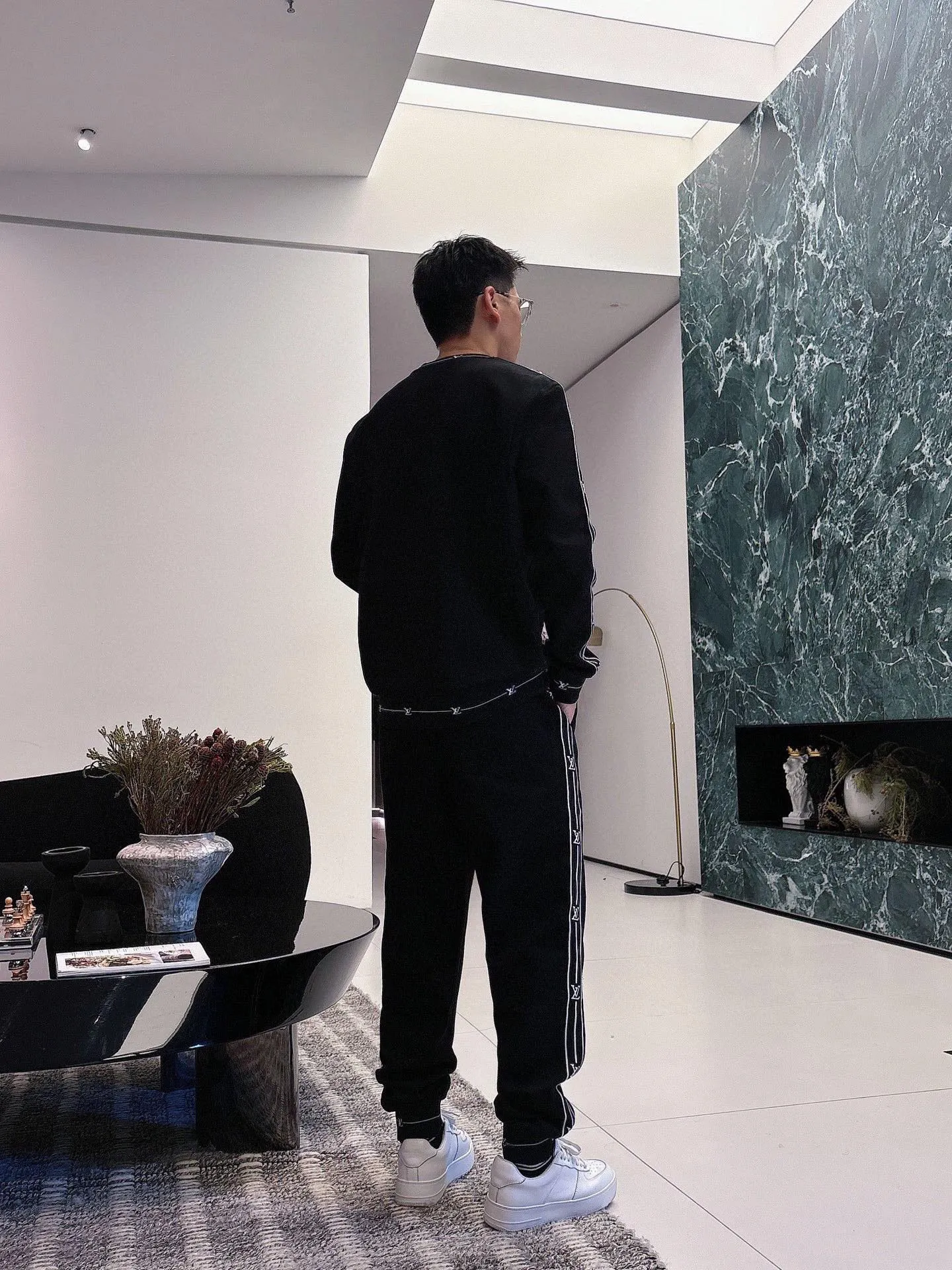 🅿️540 [LV Louis Vuitton] hot-selling suit is coming. Focus on the original version of the official website. 2025 new hot-selling round neck sweatshirt suit. The original order is the best 🇭🇰. It is the meticulous work of top designers for a fitting and perfect upper body effect. All-natural high-quality Tencel Roman cotton 100%, close-fitting comfort, noble and elegant! Original hardware embodies elegance and nobility! Counter size: M-3XL (maximum wear up to 190 pounds)